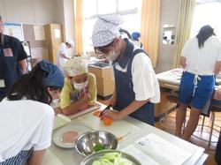 6年生家庭科の授業（調理実習）