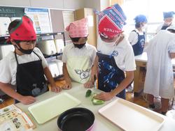 6年生家庭科の授業（調理実習）