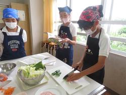 6年生家庭科の授業（調理実習）