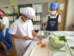 6年生家庭科の授業（調理実習）