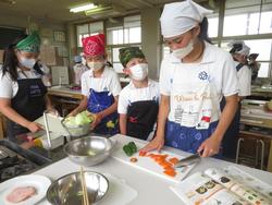 6年生家庭科の授業（調理実習）