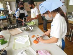 6年生家庭科の授業（調理実習）