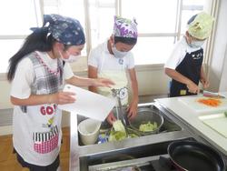 6年生家庭科の授業（調理実習）