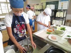 6年生家庭科の授業（調理実習）
