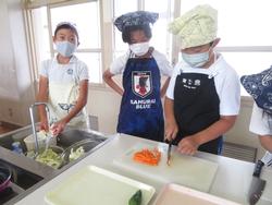 6年生家庭科の授業（調理実習）