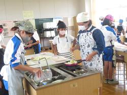 6年生家庭科の授業（調理実習）