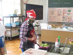 6年生家庭科の授業（調理実習）