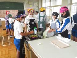 6年生家庭科の授業（調理実習）