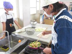 6年生家庭科の授業（調理実習）