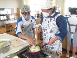 6年生家庭科の授業（調理実習）