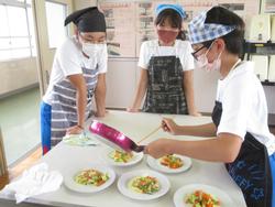 6年生家庭科の授業（調理実習）