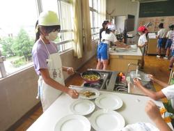 6年生家庭科の授業（調理実習）