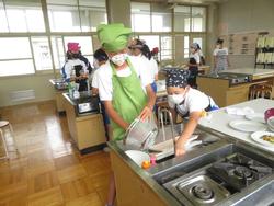 6年生家庭科の授業（調理実習）