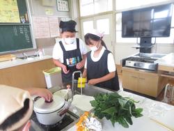 5年生家庭科の授業（調理実習）
