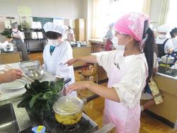 5年生家庭科の授業（調理実習）