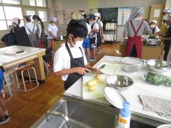 5年生家庭科の授業（調理実習）