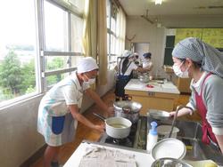 5年生家庭科の授業（調理実習）