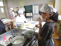5年生家庭科の授業（調理実習）