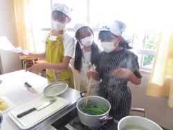 5年生家庭科の授業（調理実習）
