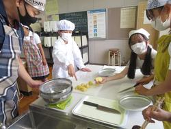 5年生家庭科の授業（調理実習）