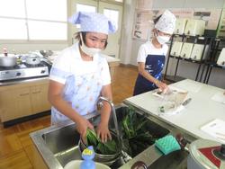 5年生家庭科の授業（調理実習）