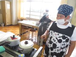 5年生家庭科の授業（調理実習）