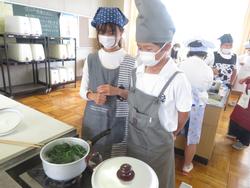 5年生家庭科の授業（調理実習）