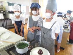 5年生家庭科の授業（調理実習）