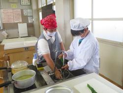 5年生家庭科の授業（調理実習）