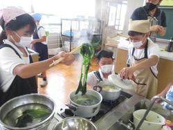 5年生家庭科の授業（調理実習）
