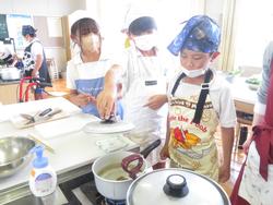 5年生家庭科の授業（調理実習）