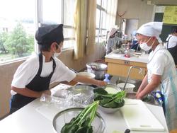 5年生家庭科の授業（調理実習）