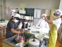 5年生家庭科の授業（調理実習）