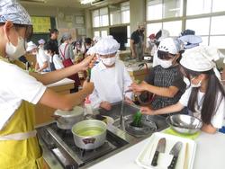 5年生家庭科の授業（調理実習）