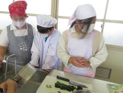 5年生家庭科の授業（調理実習）