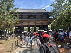 6年生校外学習東大寺南大門到着