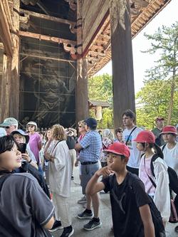 6年生校外学習東大寺南大門到着
