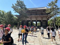 6年生校外学習東大寺南大門到着