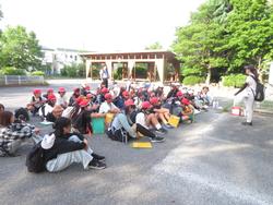 6年生校外学習出発式の様子