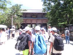 6年生校外学習東大寺南大門到着
