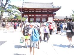 6年生校外学習東大寺南大門到着