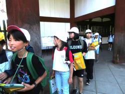6年生校外学習東大寺南大門到着