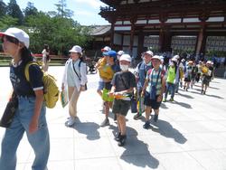 6年生校外学習東大寺南大門到着