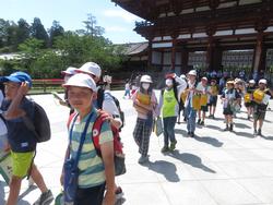 6年生校外学習東大寺南大門到着