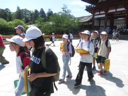 6年生校外学習東大寺南大門到着
