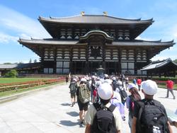 6年生校外学習東大寺南大門到着