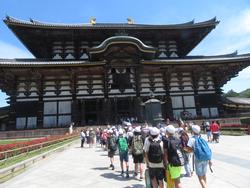 6年生校外学習東大寺南大門到着