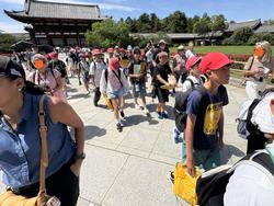 6年生校外学習東大寺南大門到着