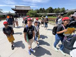 6年生校外学習東大寺南大門到着