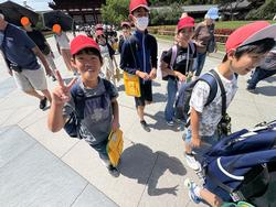 6年生校外学習東大寺南大門到着